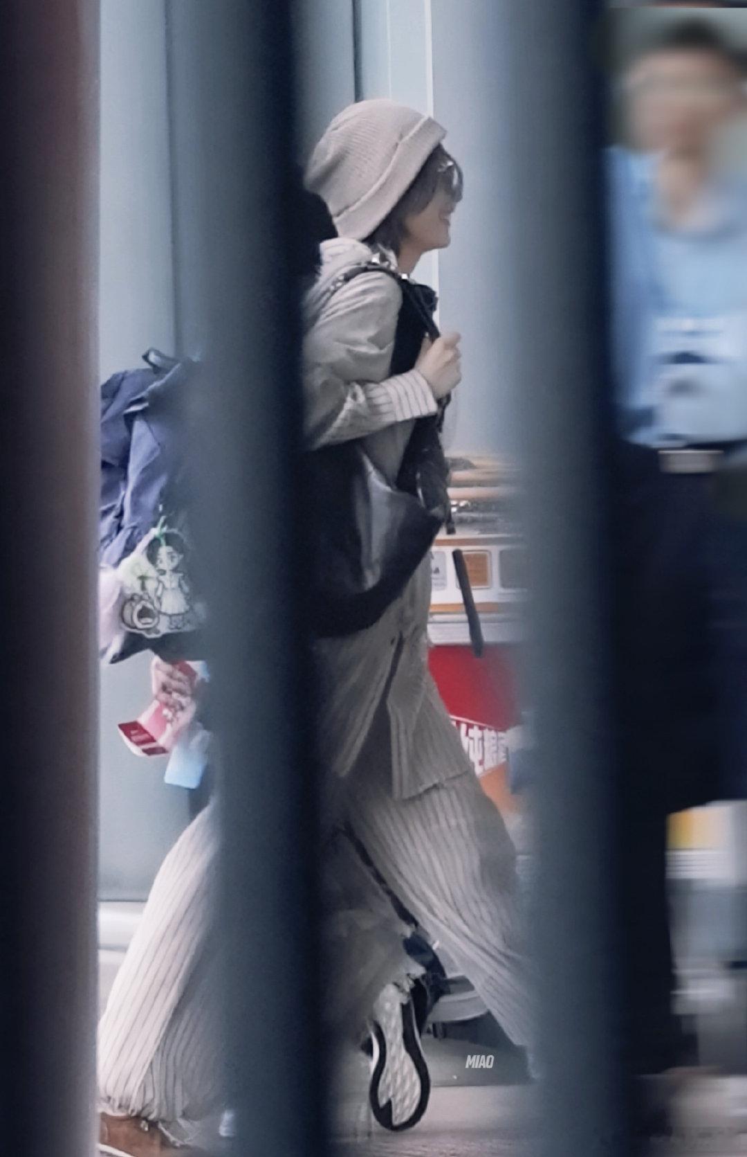 倪妮上班能和美女玩开心坏了吧倪妮去旅游起床气都没了内娱最爽打工人找到了！上班搭