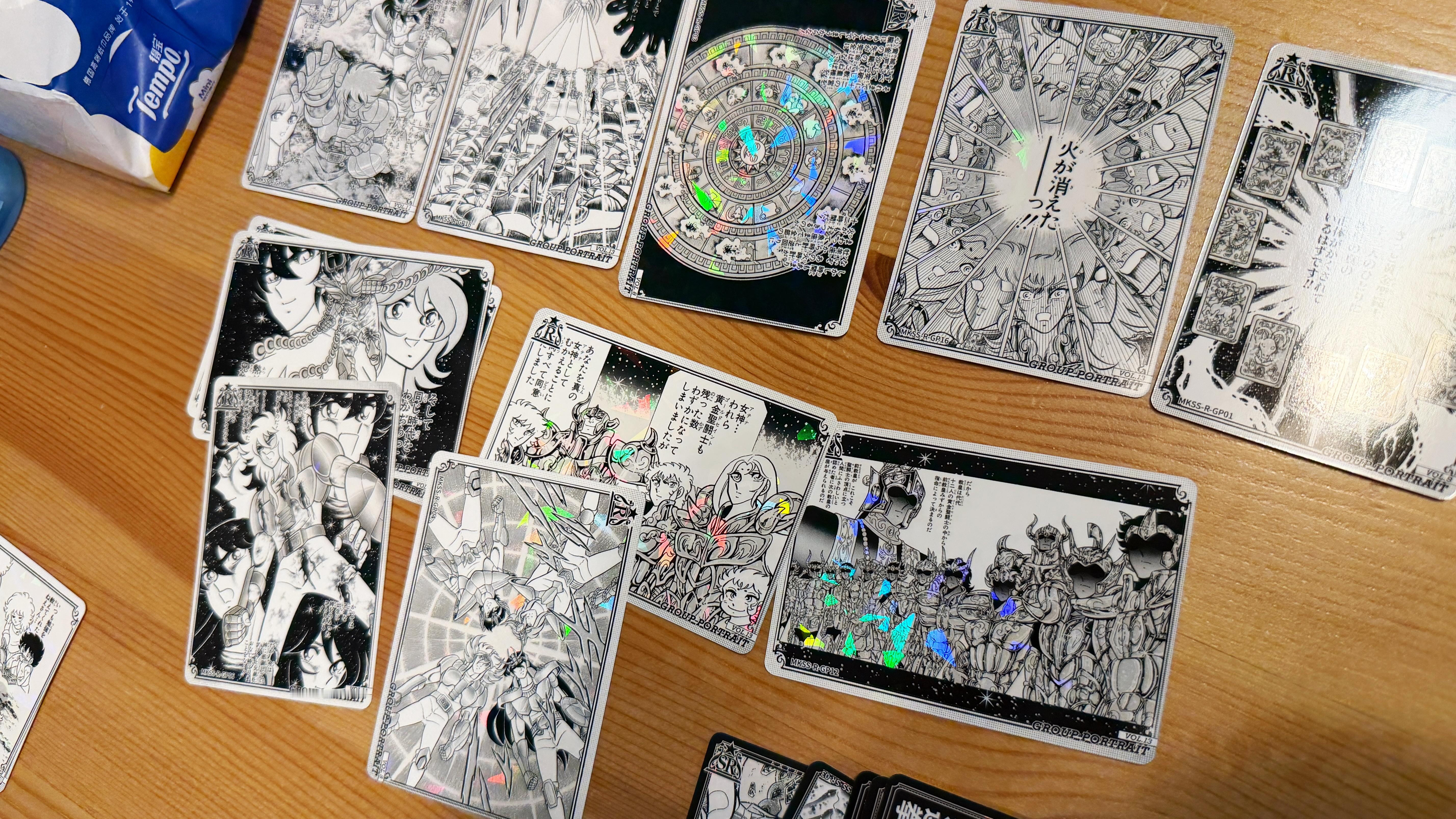 今晚偷偷开箱《圣斗士》漫画版卡游，80后绝对喜欢！比动画片版经典多了。一整盒18