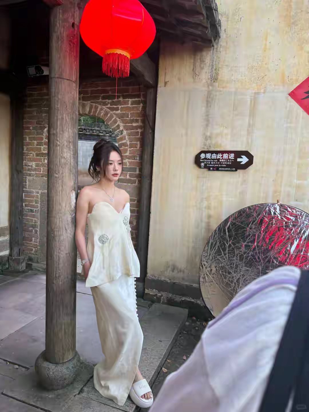 没想到她现实生活中那么娇小啊，还以为会很高挑​​​