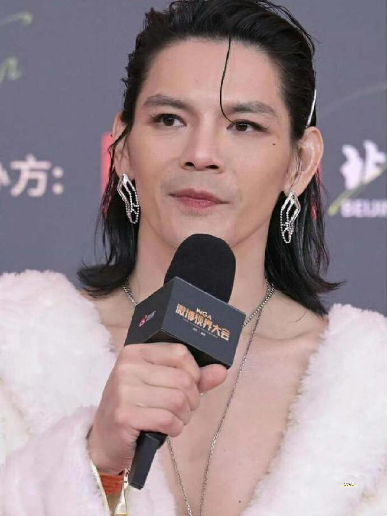 向太还有钱吗，直觉告诉我向太家已经空了，只是吃一些地皮老本来维持表面的光鲜。