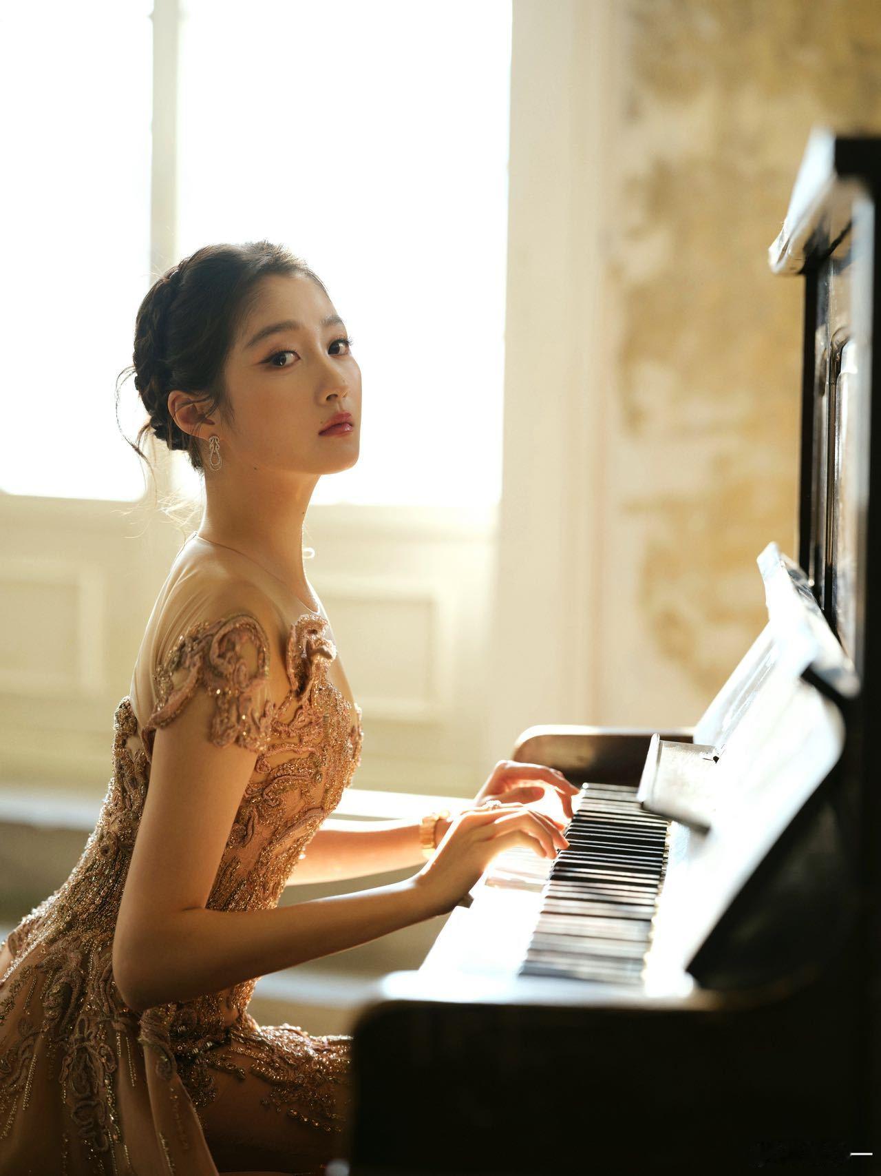 关晓彤刺绣粉裙一看到关晓彤微博视界大会的刺绣粉裙，我就忍不住感叹！真是是把优