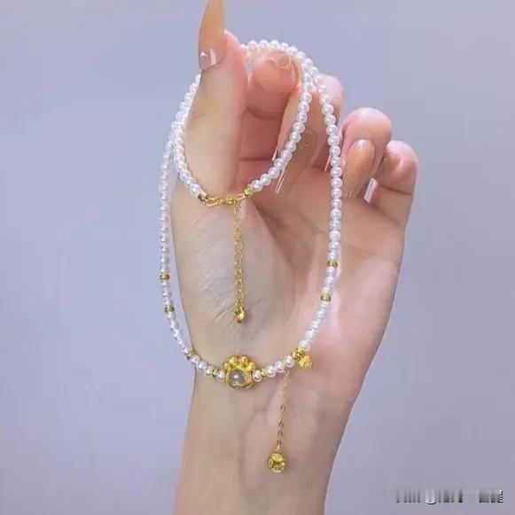 有些女人真的是睁眼瞎，她明知道他图的是你下半身，她还装作若无其事，其实图你
