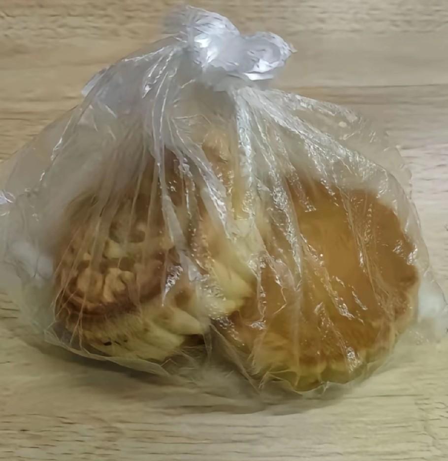 今年单位就给发了两个中秋月饼，但弟兄们已经习以为常了。在煤矿外包队当工人，年年