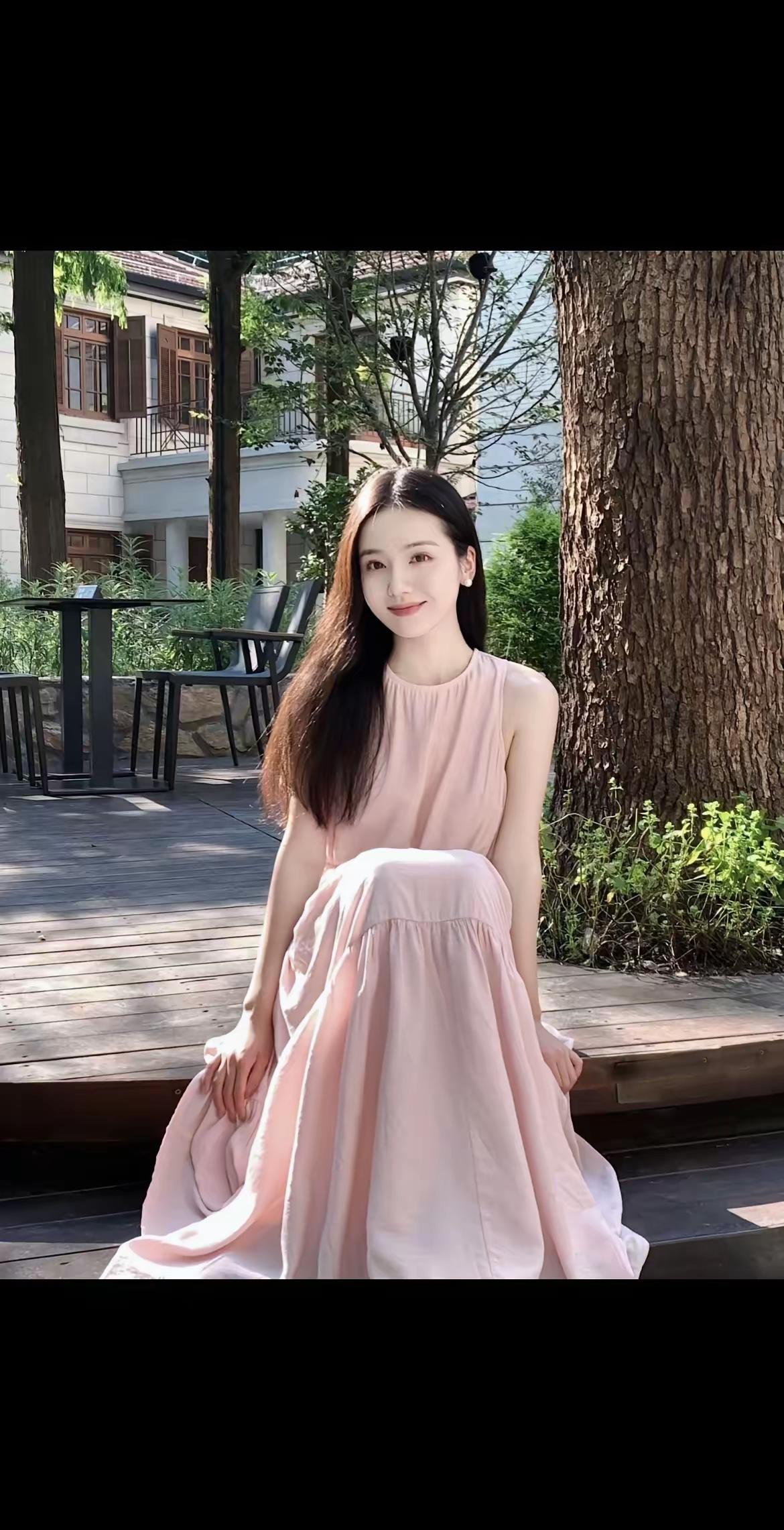 在阳光明媚的午后，享受宁静的时光，粉色的裙摆随风飘扬。