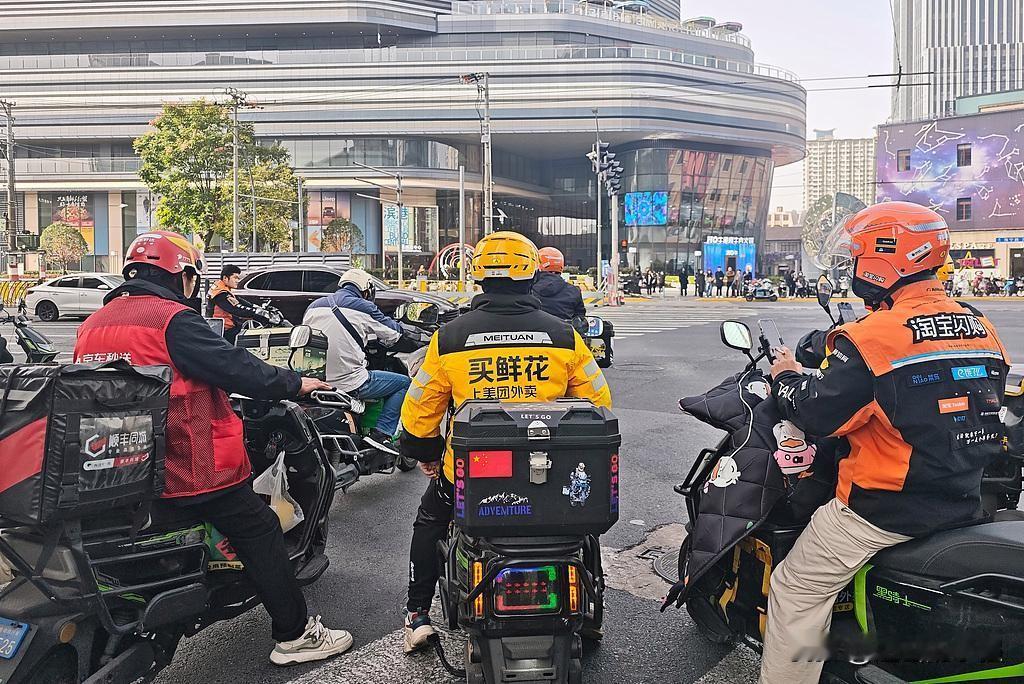 外卖平台的补贴大战是不可持续的，这个就叫做不良竞争。2025年的外卖补贴大战导