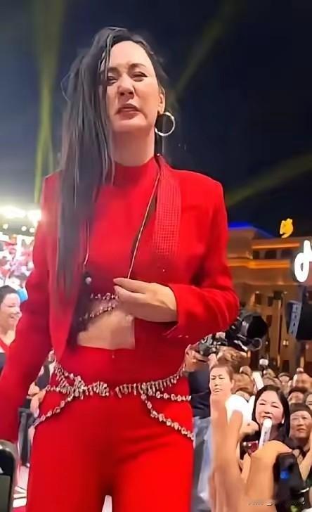 停播一小时，罚播十万！唐艺的直播之路：每天六点开始直播，半夜一点结束，嗓子哑