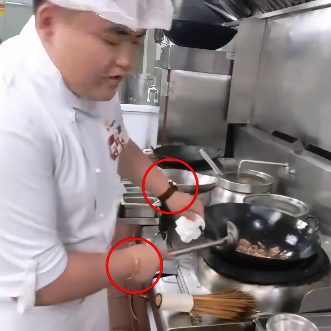 嚯，西贝这厨师长可太“抢镜”了！本想露手爆炒小肉证明实力，结果被手腕上的手表金手