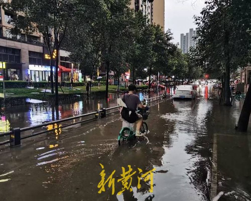 成都暴雨冲上热搜, 部分高架道路水势较深, 有小区因降雨停水