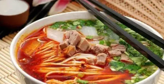 中午在一家兰州牛肉面馆吃饭，遇到一位奇葩女顾客，不吐不快。面馆墙上贴着提示“
