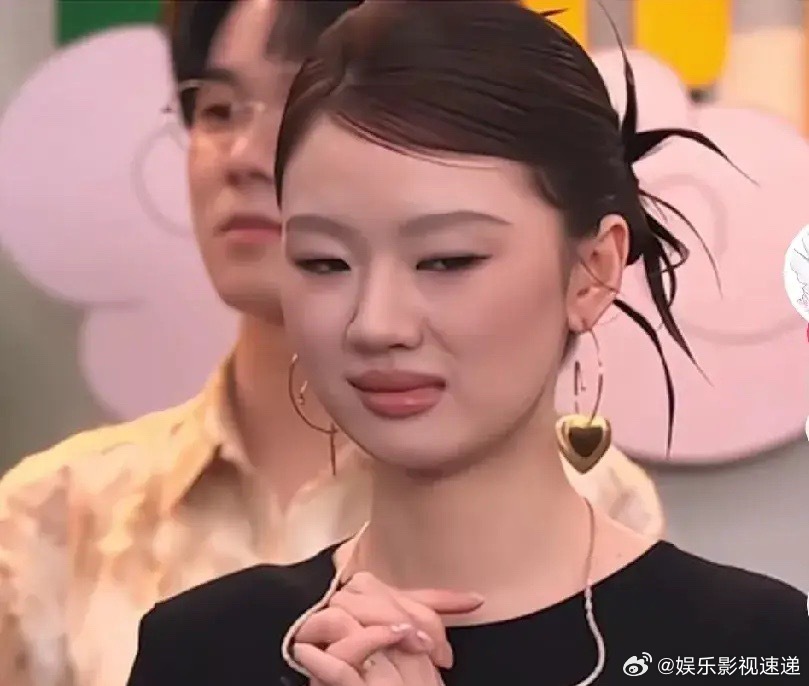 白举纲被淘汰，单依纯看向他的眼神，忽然意识到，她只是一个23岁的女孩。前两期她已