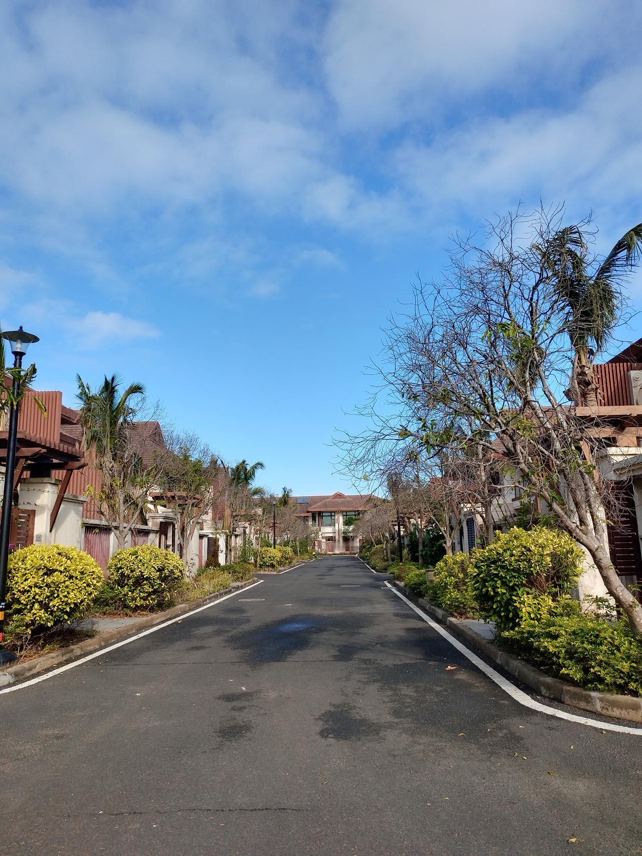 海南文昌月亮湾雅居乐别墅有人想买的吗？地上三层，246平，精装，家具家电齐全，现