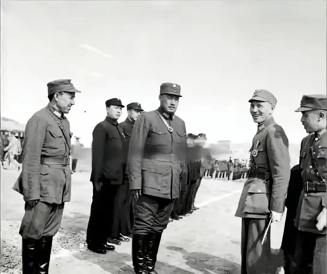 这是1942年8月26日，蒋介石一生唯一一次亲临青海，乘专机抵达西宁乐家湾机场，