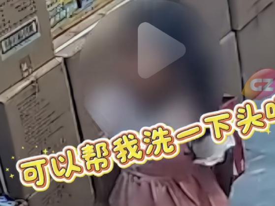 7月5日，天津，一个四岁的小女孩去超市里面买泡面，老板看他一个人就随口问了一句，