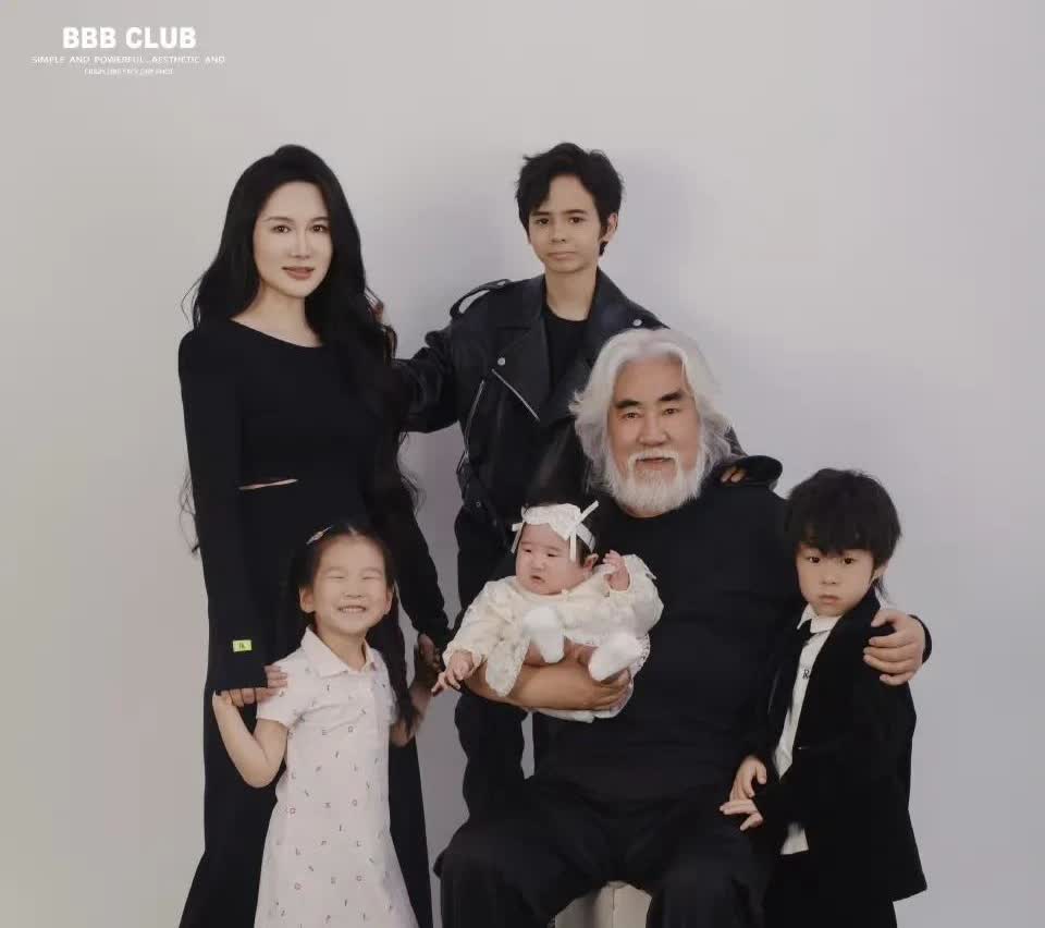 张纪中一家拍全家福，不仅老婆年轻漂亮，两个儿子也是越长越帅了