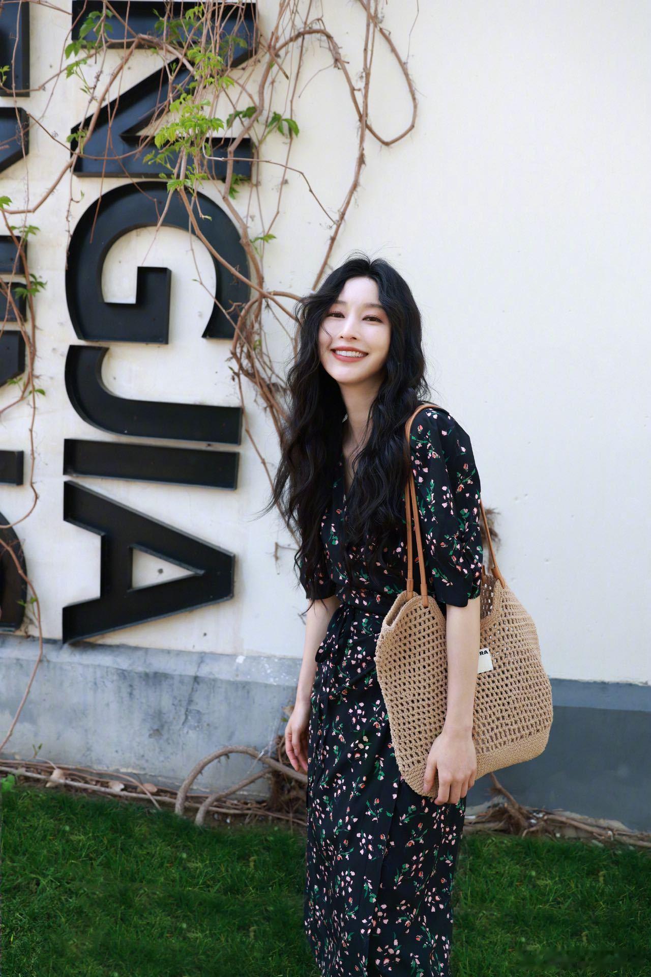 张俪气血足到头顶这气血感真的绝了！聊健康美她就是最佳范本，乌黑秀发自带光泽感