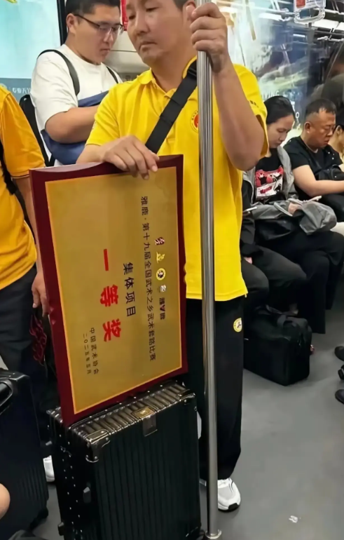 大叔虽然得了奖，但是一脸不高兴的样子