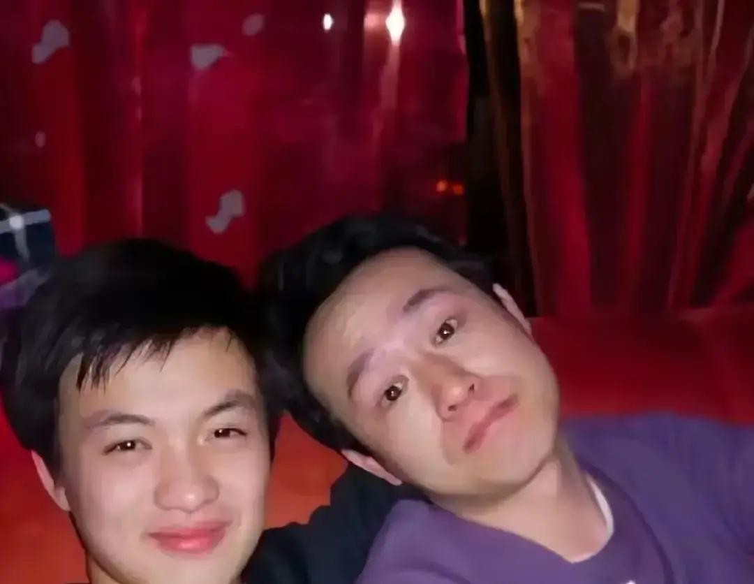 张颂文26岁那年，被一个副导演指着鼻子骂，说他是个侏儒，香肠嘴，一辈子做不了演员。他拿剧本盖住脸，没