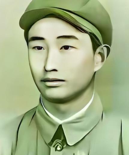 1943年，日军空袭时，18岁战士仰面躲在草丛里，看飞行员探头出来，当敌机距离不