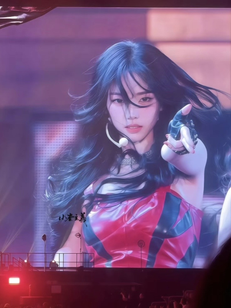 柳智敏大屏这两张都有一种被子弹击中的感觉～🏹好强烈的心动