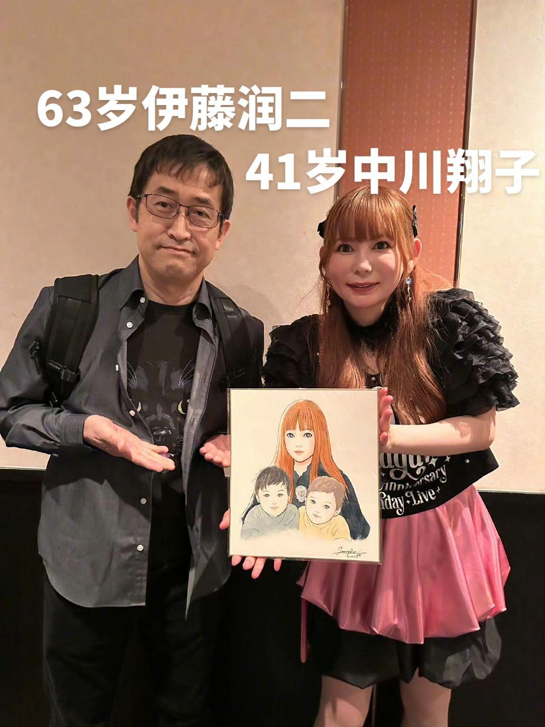 手中的漫画非常漂亮，美化有点严重
