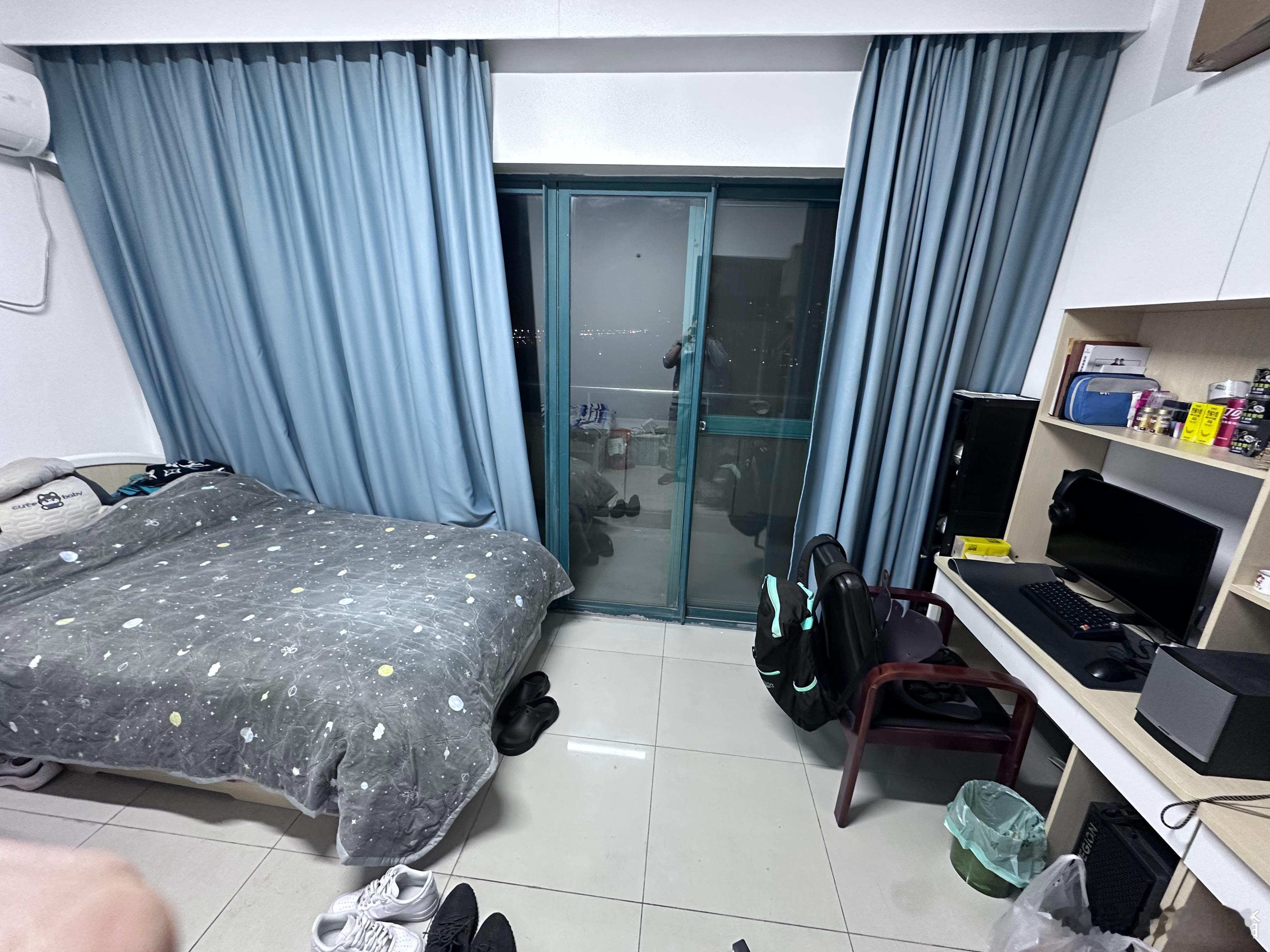 有强迫症的学生，理的桌和床就是整洁呀，地板缝都要擦干净