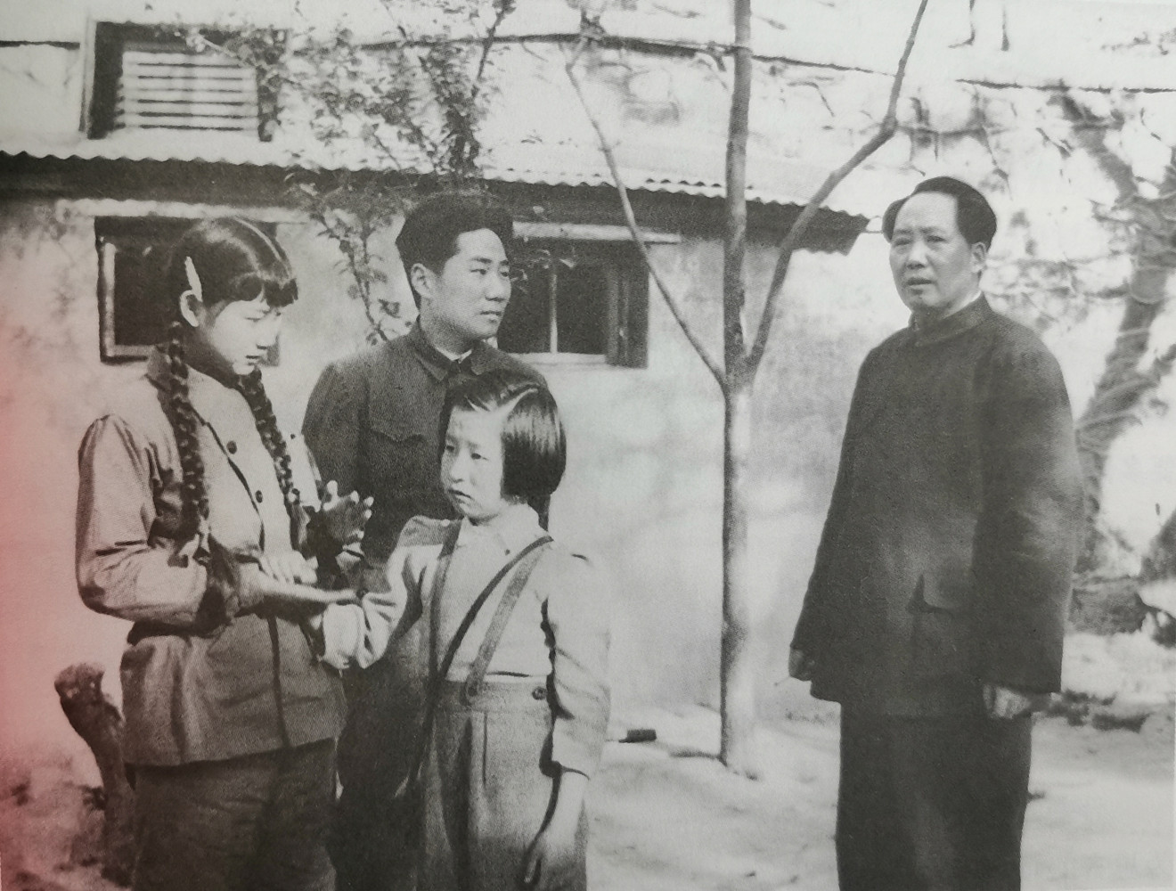 1949年4月，香山双清别墅，其乐融融的一家人。1950年，毛岸英牺牲在朝鲜战场
