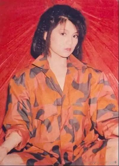 翁美玲美照📸别只记得黄蓉的娇俏，翁美玲的时尚表现力也绝绝子！一身迷彩装，在红