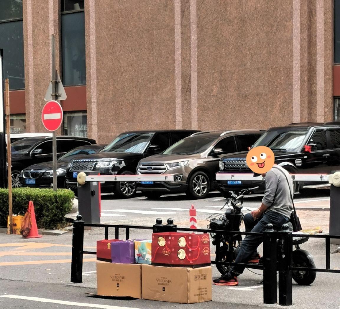#中秋卖不完的月饼打折销售你会买吗#我不会购买，但是确实有在那儿卖的！昨