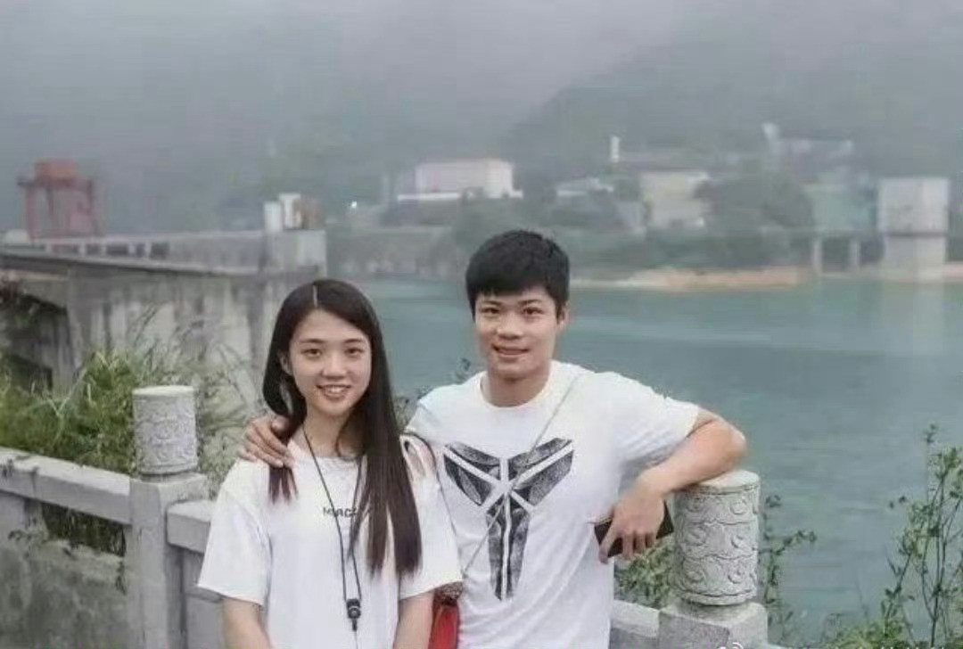 苏炳添与妻子年轻时的照片，二人青梅竹马，从初中至今，属实可贵