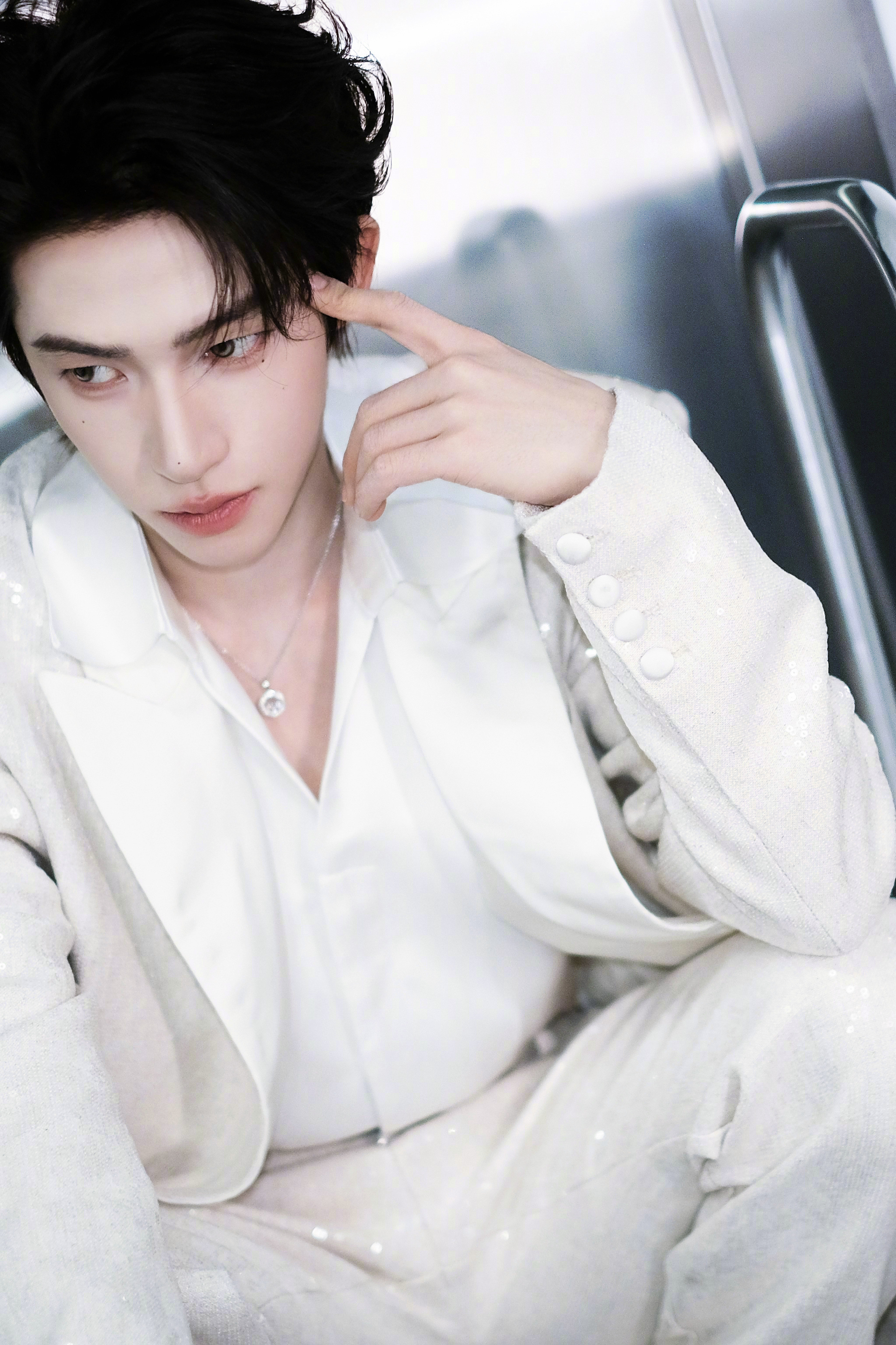 刘宇今日出席中国电影120周年活力之夜造型图集，身着亮片西服套装搭配简洁白衬衫，