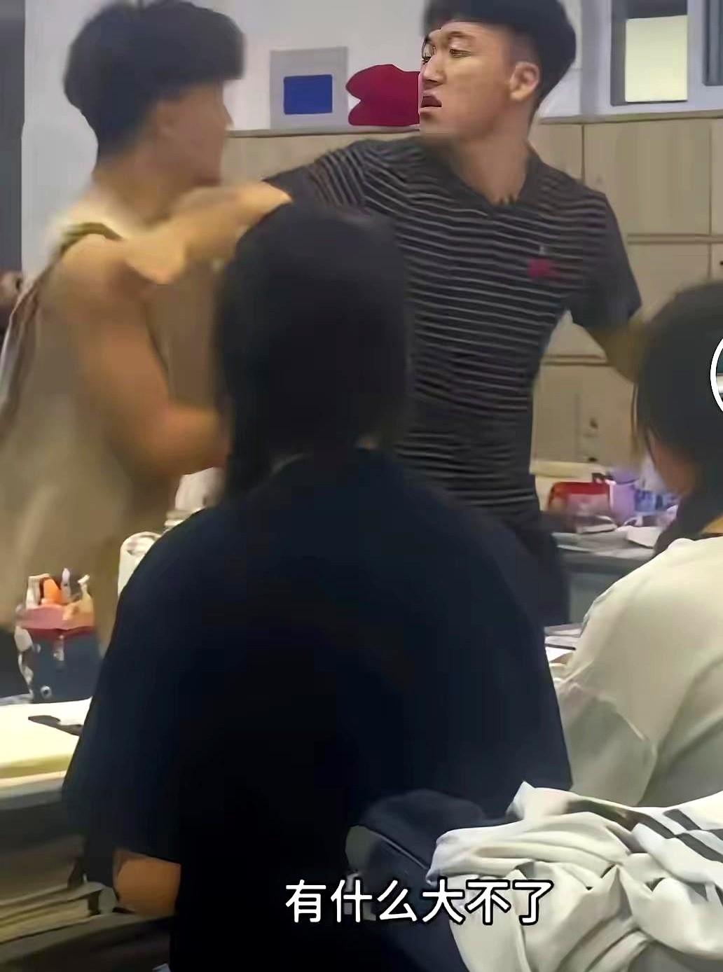 浙江一位男老师因为离婚患上抑郁症，想请假修养一段时间。孩子们看着那个曾经最爱逗