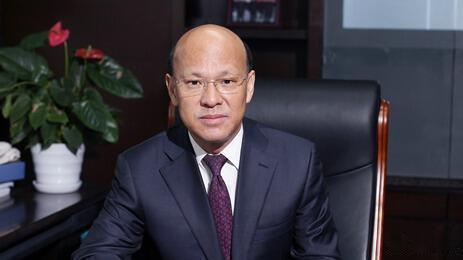 头发都没了，估计肾虚。​​​