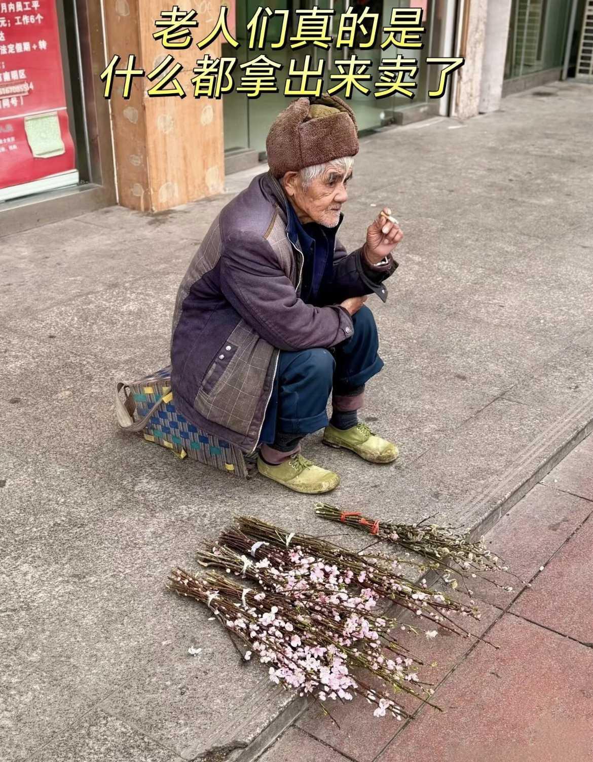老人很享受这个过程
