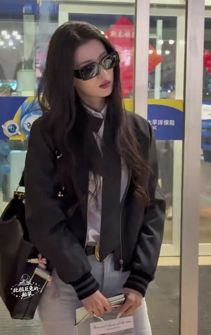 王楚然的时装周从机场开始😎王楚然出发巴黎时装周