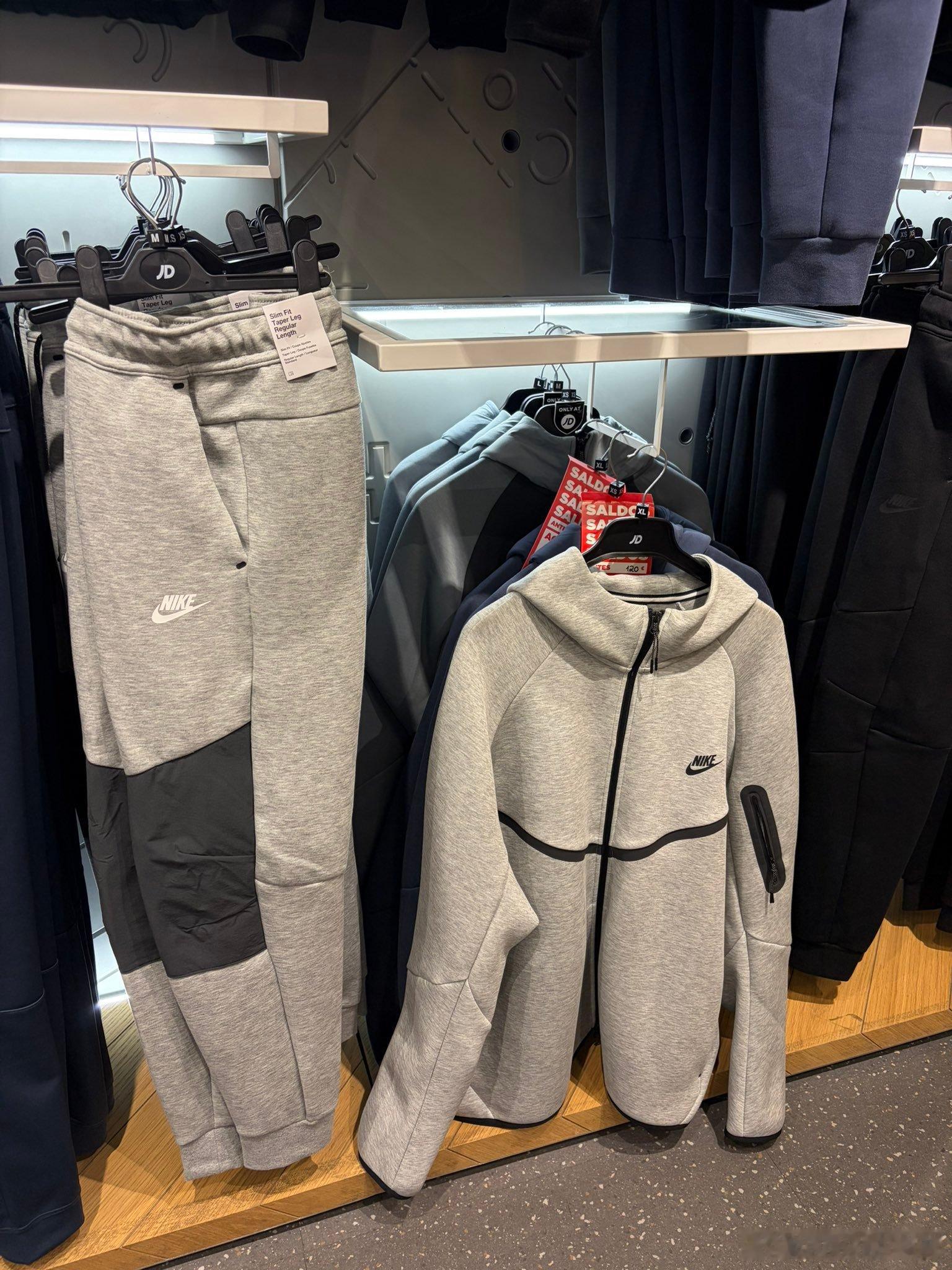 已经有NIKE专卖店把这一套放店门口了