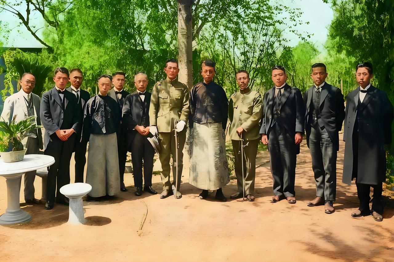 这张照片拍摄于天津张园的花园（1925-1931年，溥仪被赶出紫禁城后迁居天