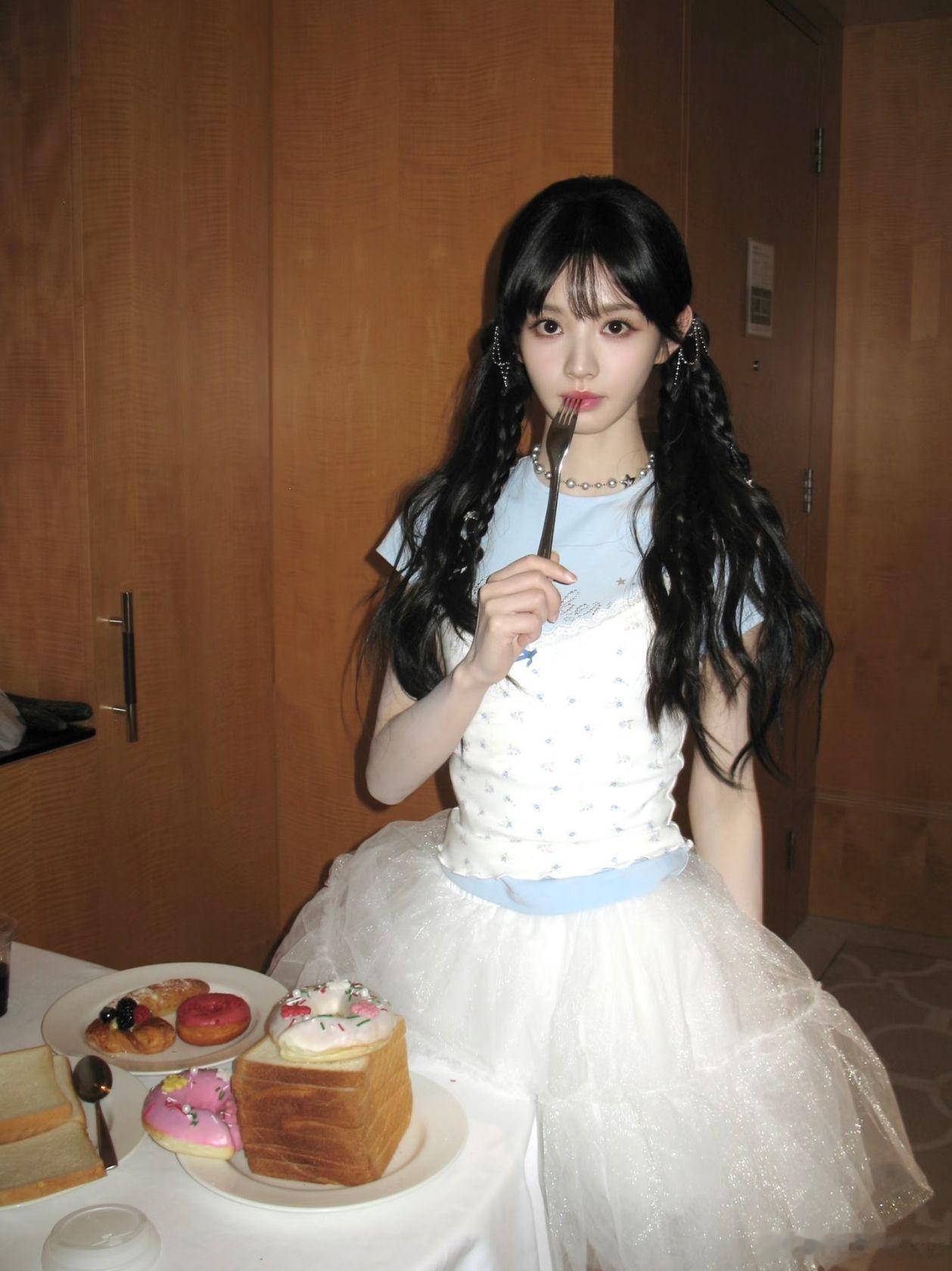 田曦薇自带满满的小女儿氛围感，田曦薇眉眼清甜，神态娇柔羞怯。发丝轻扬，眼波流转