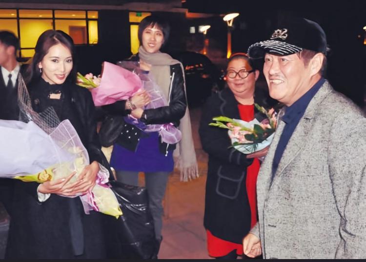 当年，林志玲到东北演出，本山大叔到机场接机时的一幕，还送了鲜花。