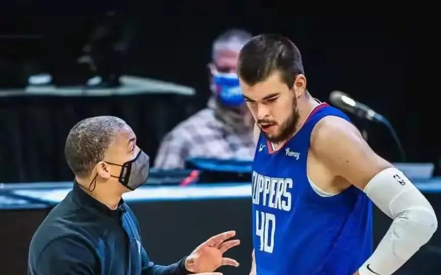 快船给祖巴茨标价2首轮？这张报价单撕碎所有交易幻想。他们甩出“2首轮+3次轮