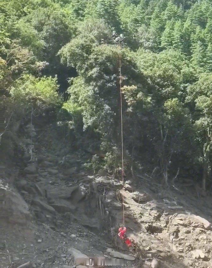 陆路翻山前进、水域用橡皮艇编队、空中使用大载重无人机投送消防员，#消防救援队已抵达受灾核心区#，68