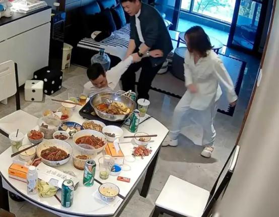 欺人太甚！浙江宁波一男子带3名朋友回家喝酒，妻子忙完回卧室换衣休息。无视妻子哀求