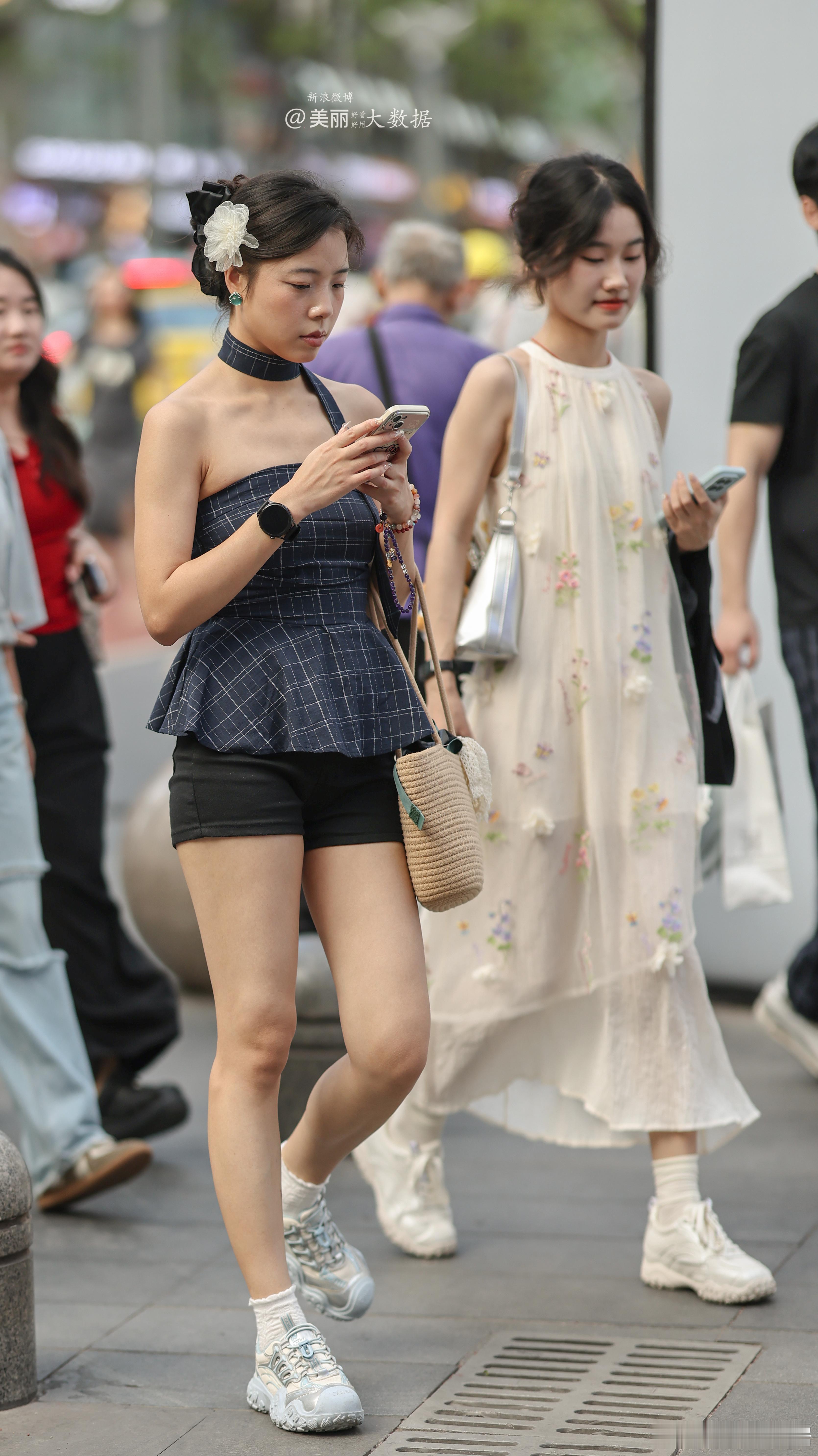 今天流行一边看手机一边装作在思考人生？🤔📱