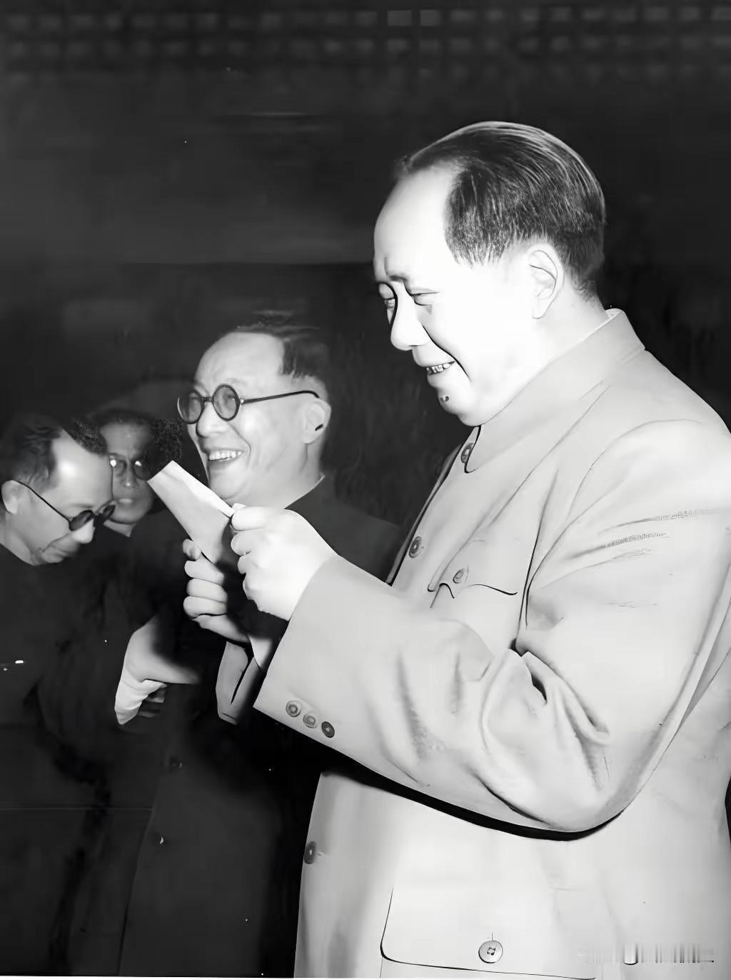 别拿历史决议乱做文章，抹黑伟人的歪路走不通网络上，总有部分别有用心的人群，