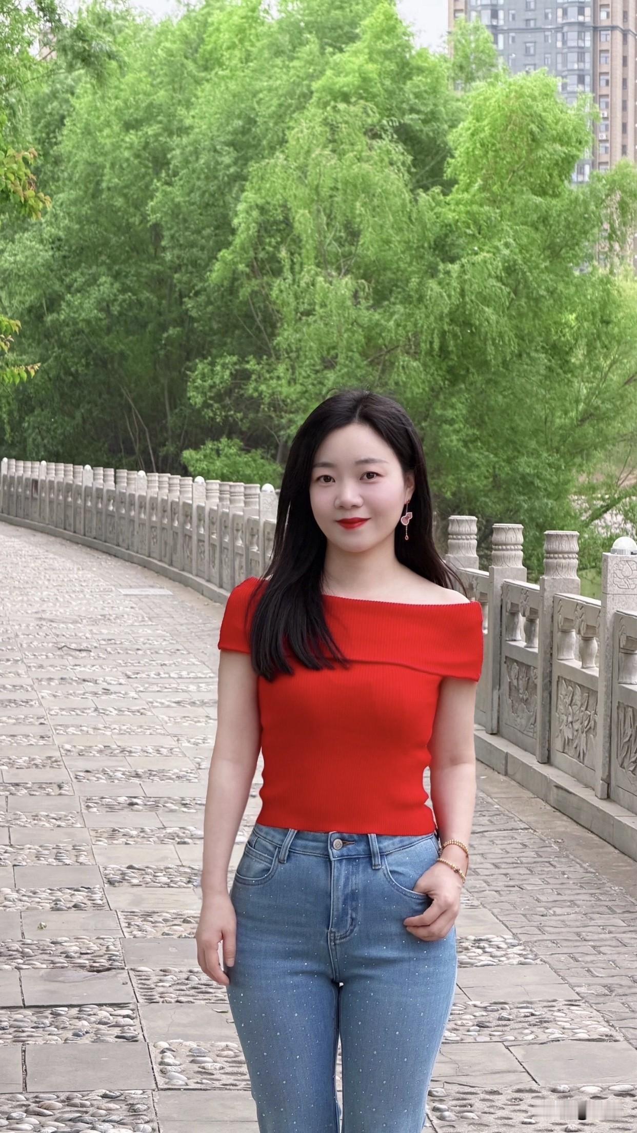 你见过穿着简单打扮很气质的女人吗红色露肩装和牛仔裤。红色露肩装鲜艳夺目，恰到好处