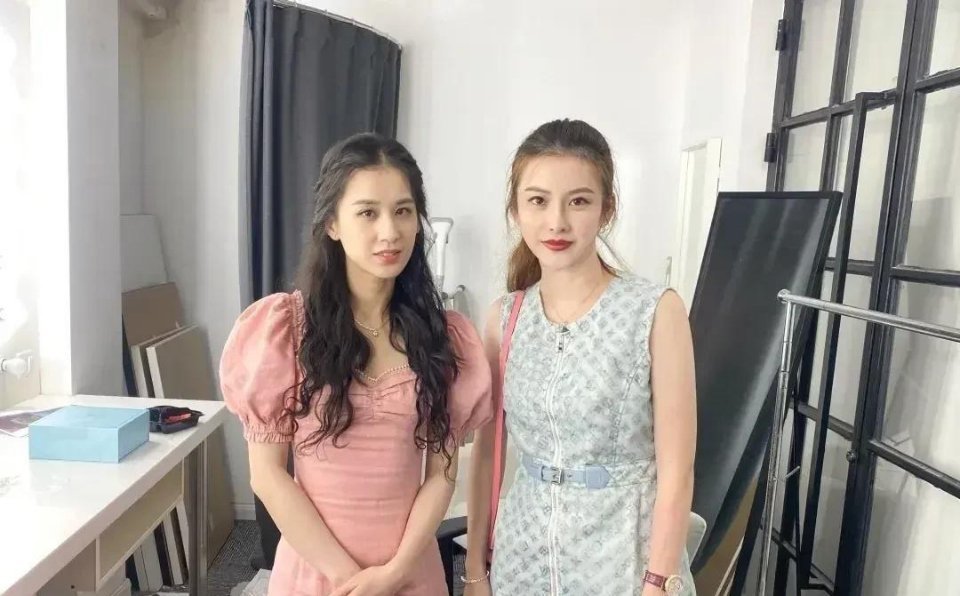 原来黄圣依现实中长这样啊。