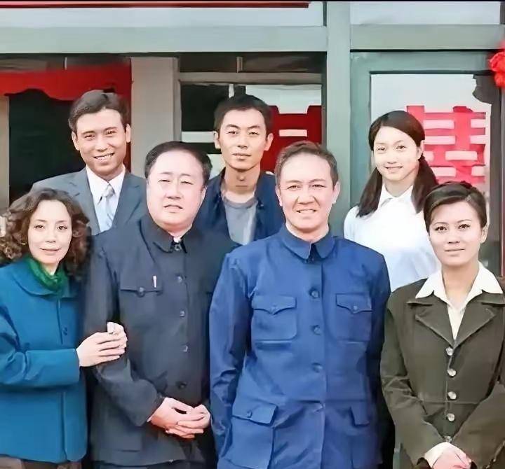 照片上7个演员，李幼斌夫妇，朱亚文夫妇，李乃文，还有两个挽着手的是夫妻吗？我看了