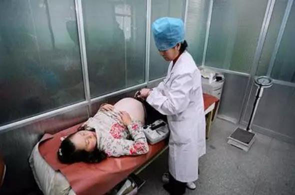孕妈被告知怀的是个女宝宝, 回家之后婆婆做出这样的事情, 医生知道后沉默不语
