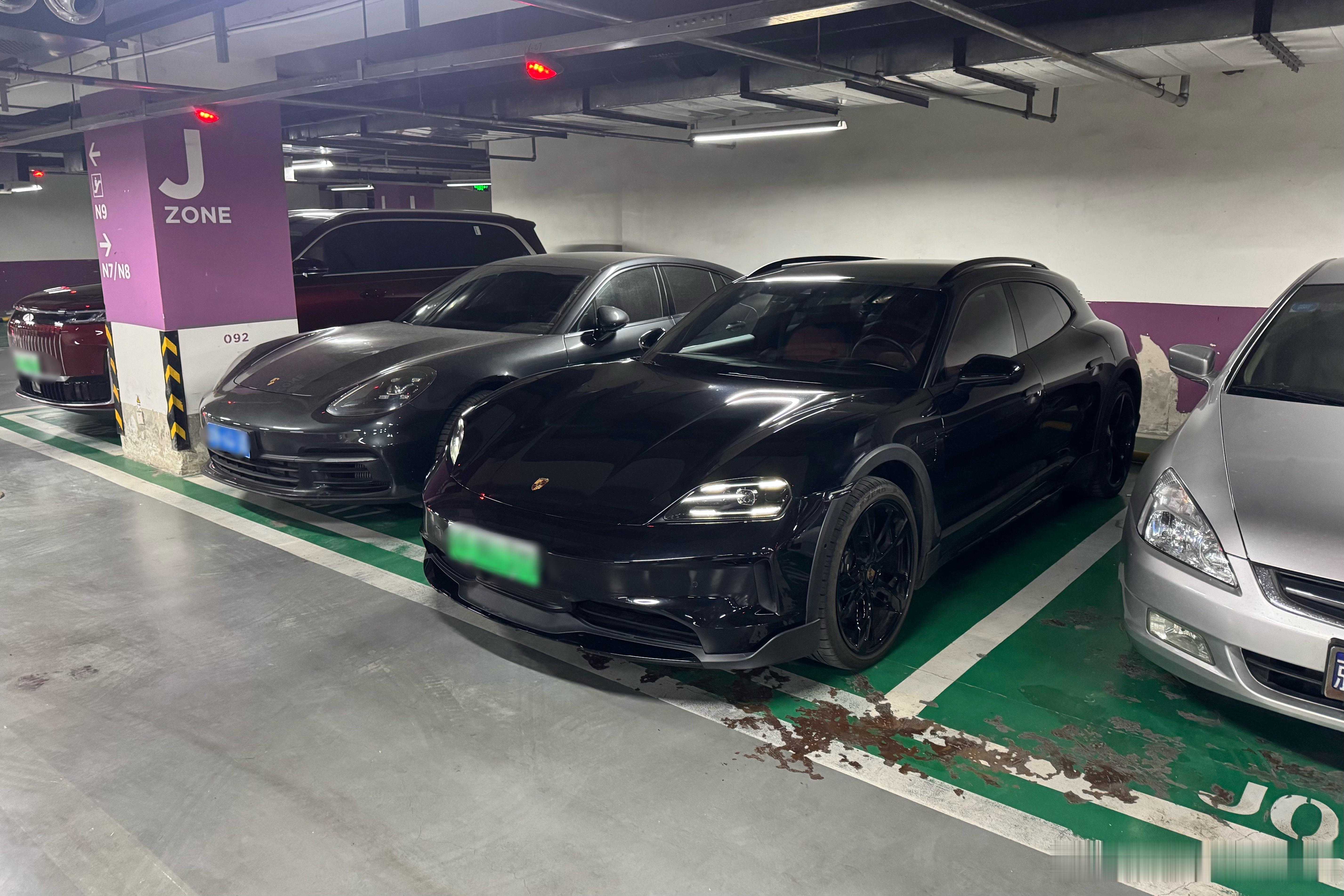 保时捷Taycan绝对是一台被严重低估的好车，虽然它长得很像帕纳梅拉，但开起来就