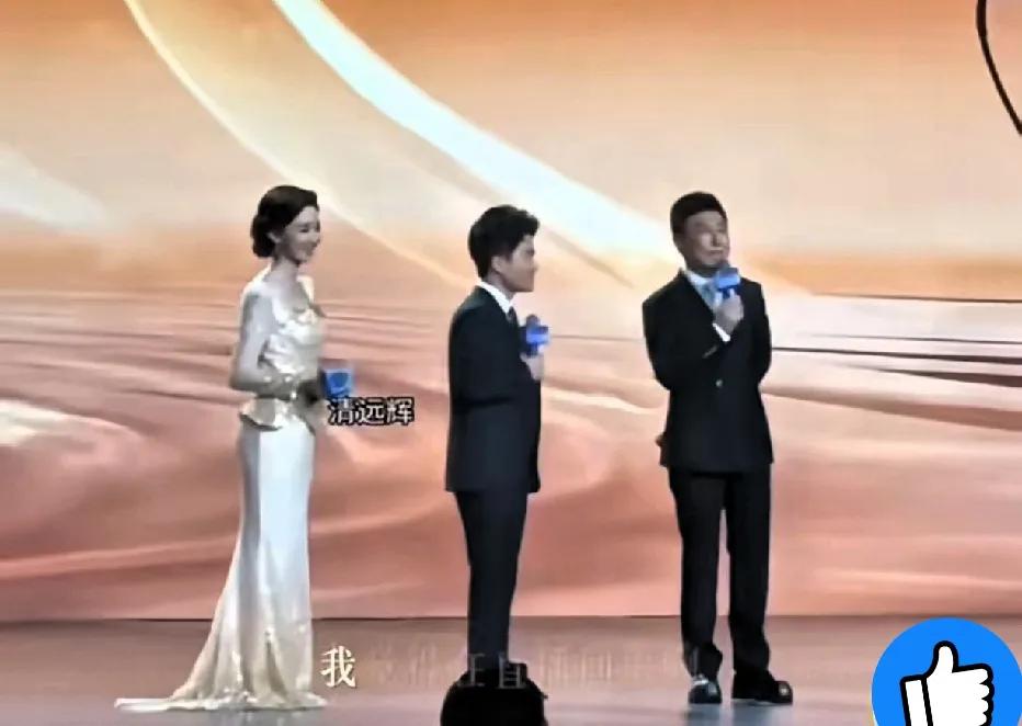 董宇辉一开口，全场直接安静！今天下午珠海首届电商盛典，他第三个登台，一开口就