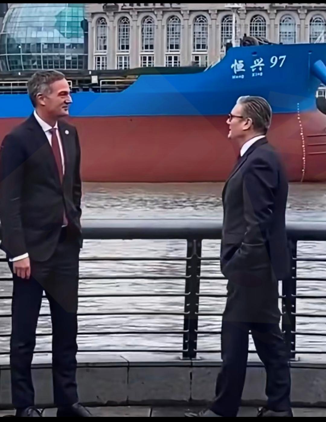 这张照片，真是绝了。我反复看了好几遍。英国首相站在外滩，那个眼神，很复杂。